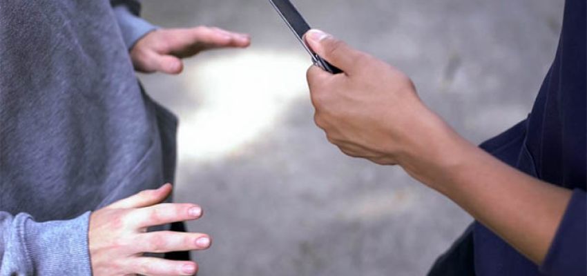 Επίθεση με 7 μαχαιριές σε 14χρονο στον Χολαργό!