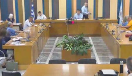 8ΠΡΟΤΑΣΕΙΣ: Εγκατέλειψε την αίθουσα ο Αποστολόπουλος στη λογοδοσία για το θάνατο του εργαζόμενου