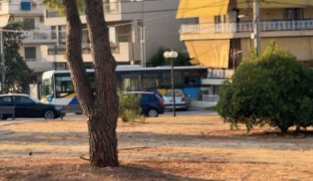 Λεωφορείο σταμάτησε σε... σπίτι στο τέρμα του Παπάγου