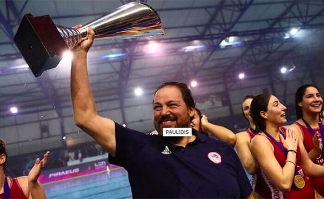 O Παπαγιώτης Χ. Παυλίδης και η Εθνική Ελλάδας Γυναικών Πόλο μαζί στην κορυφή του κόσμου!