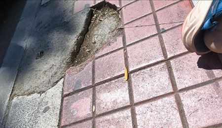 Καταδίκη Δήμου για επικίνδυνο πεζοδρόμιο – Αποζημίωση 15.000 ευρώ σε τραυματισμένη πεζή