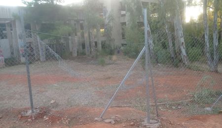 Αφύλαχτη ξανά, η οικοδομή πίσω από τα σχολεία του Παπάγου 